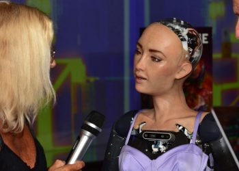 Dünyada vatandaşlığa kabul edilen birinci robot Sophia, Antalya’da tanıtıldı