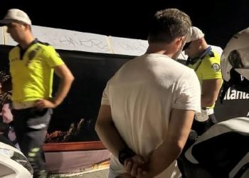 “Dur” ihtarına uymadı: Alkollü şoför motosikletini polis ve yayaların üzerine sürdü