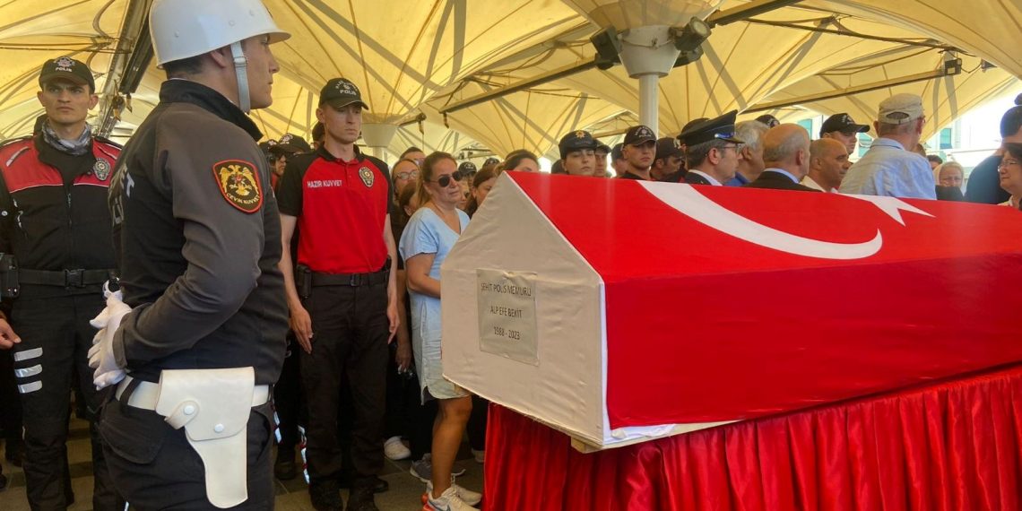 ”Dur” ihtarına uymayan motosikletlinin şehit ettiği polise veda