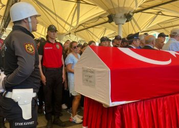 ”Dur” ihtarına uymayan motosikletlinin şehit ettiği polise veda