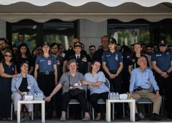 “Dur” ihtarına uymayan motosikletlinin şehit ettiği polise veda merasimi
