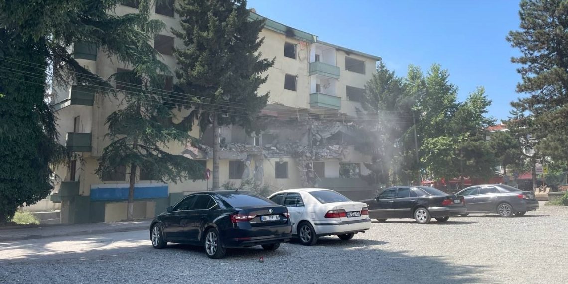 Düzce zelzelesinde ağır hasar gören 5 katlı bina yıkılıyor