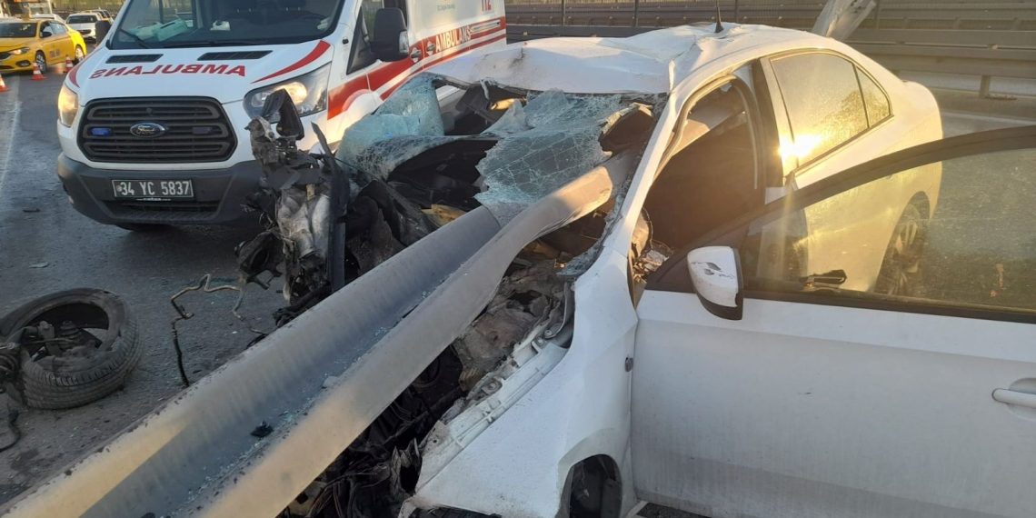 E-5 Karayolu’nda araba bariyere ok üzere saplandı: 1 meyyit