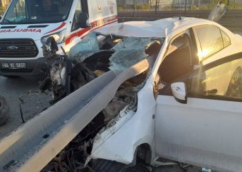 E-5 Karayolu’nda araba bariyere ok üzere saplandı: 1 meyyit