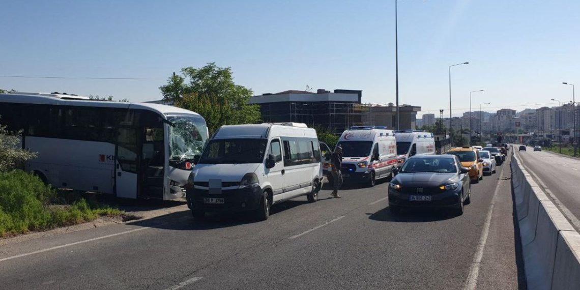 Emekçi servisleri çarpıştı: 14 yaralı