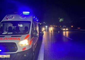 Emniyet şeridinde arıza yapan arabaya TIR çarptı: 1 meyyit, 3 yaralı
