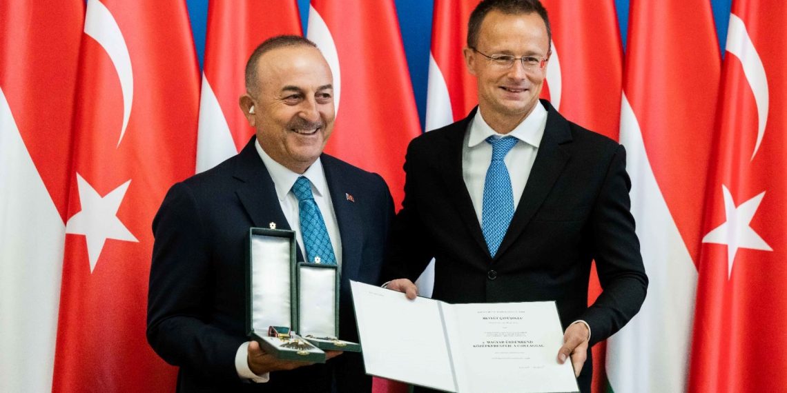 Eski Dışişleri Bakanı Çavuşoğlu’na Macaristan’da “Yıldızlı Liyakat Nişanı” verildi