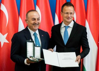 Eski Dışişleri Bakanı Çavuşoğlu’na Macaristan’da “Yıldızlı Liyakat Nişanı” verildi