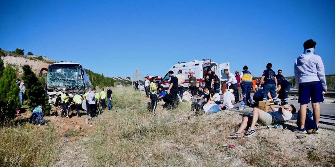 Eskişehir’de şarampole devrilen otobüsteki 41 yolcu yaralandı