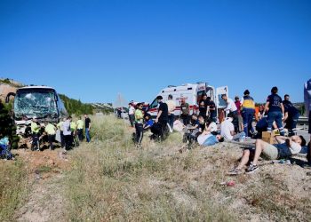 Eskişehir’de şarampole devrilen otobüsteki 41 yolcu yaralandı