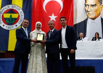 Fenerbahçe Yüksek Divan Şurası toplantısında İsmail Kartal’a 40. yıl plaketi​