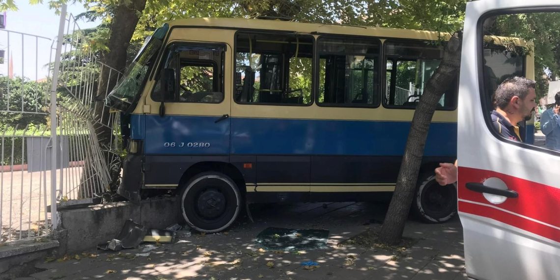 Freni boşalan dolmuş, site korkuluklarına çarptı: Yaralılar var