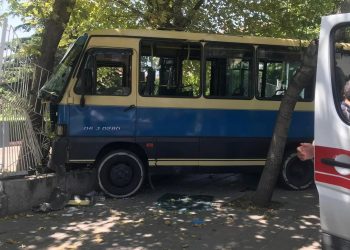 Freni boşalan dolmuş, site korkuluklarına çarptı: Yaralılar var