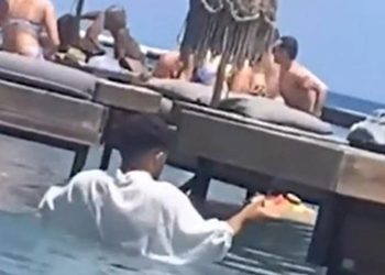 Garsonların bellerini aşan suda servis yaptığı işletmeye soruşturma