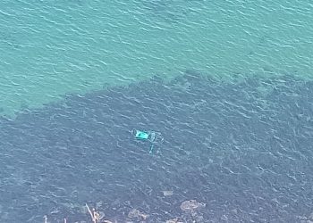 Görünüm izlemeye geldi aracından oldu: Araba 150 metreden denize uçtu