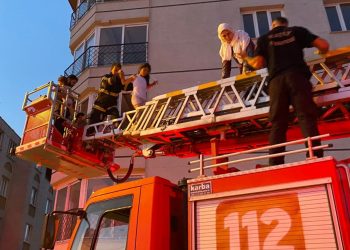 Hatay’da 5 katlı binada yangın: Mahsur kalan 25 kişiyi itfaiye kurtardı