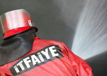 Hatay’da enkazlar ortasındaki konutta yangın