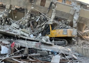 Hatay’da iş makinesinin üzerine bina çöktü: 1 yaralı