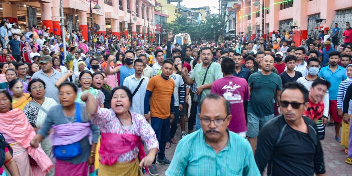 Hindistan’da iki bayanın çıplak biçimde sürüklenip taciz edildiği manzara reaksiyon topladı