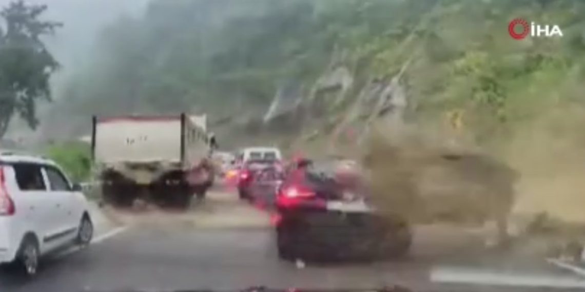 Hindistan’da yamaçtan düşen kayalar araçları ezdi: 2 meyyit, 3 yaralı