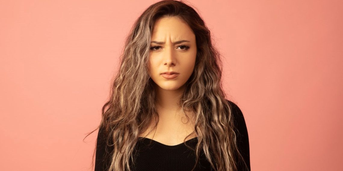 Hong Kong Sıhhat Bakanı’ndan sigara içenlere “dik dik bakın” tavsiyesi