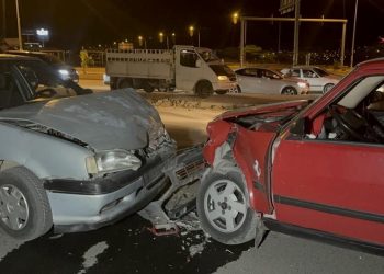 İki araba baş başa çarpıştı: 5 yaralı