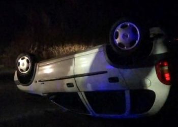 İki araba baş başa çarpıştı: 5 kişi yaralandı