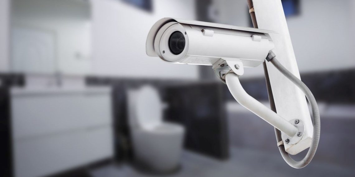 İki bayanın Airbnb’den kiraladığı dairede, banyoya konulmuş saklı kamera çıktı