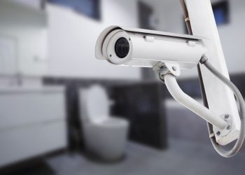 İki bayanın Airbnb’den kiraladığı dairede, banyoya konulmuş saklı kamera çıktı