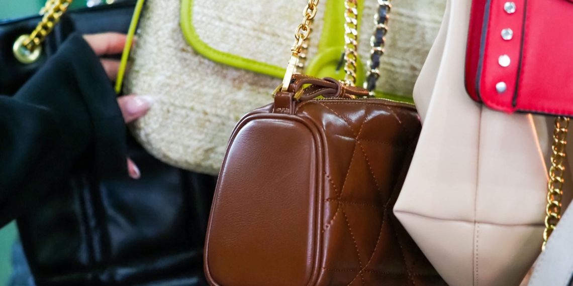 İkinci el mağazasındaki çantadan 23 bin euro çıktı