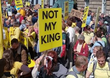 İngiltere Hükümdarı 3. Charles’a İskoçya’da protesto