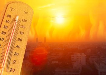 İran’da hava sıcaklığı 50 dereceyi gördü