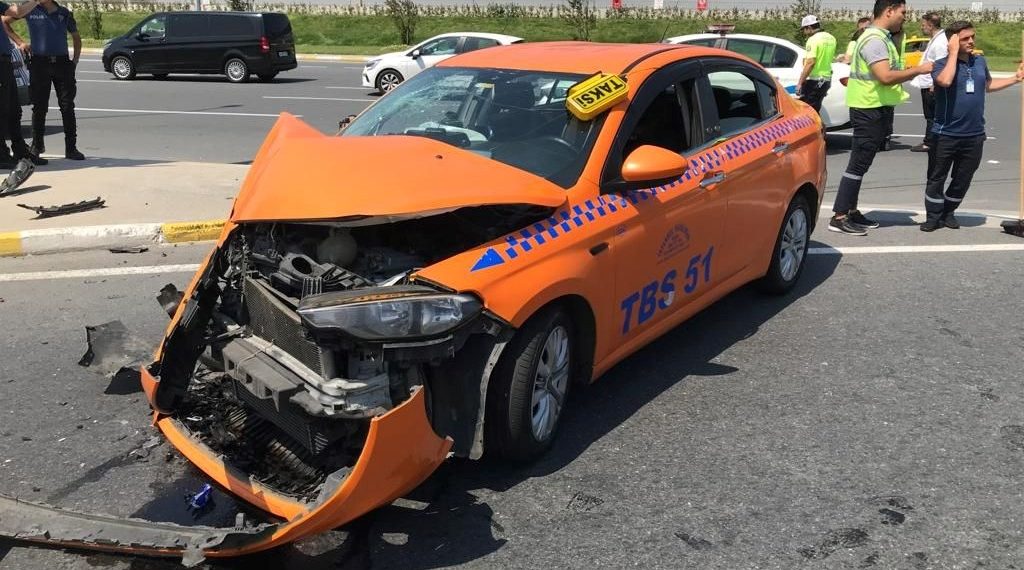 İstanbul Havalimanı’nda cip ve taksi çarpıştı: 3 yaralı