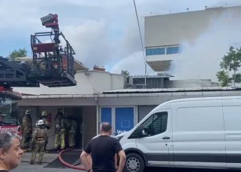 İstanbul Zeytinburnu’nda teknoloji mağazasının deposunda yangın çıktı