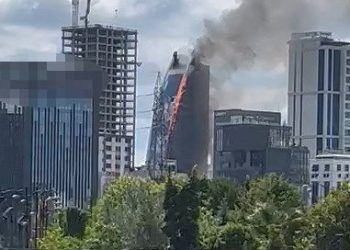 İstanbul’da 17 katlı iş merkezinde yangın paniği