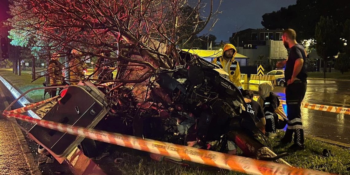 İstanbul’da ağaca çarpan araç ikiye bölündü: 1 meyyit