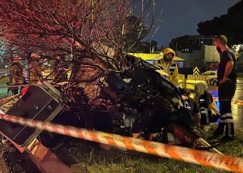 İstanbul’da ağaca çarpan araç ikiye bölündü: 1 meyyit