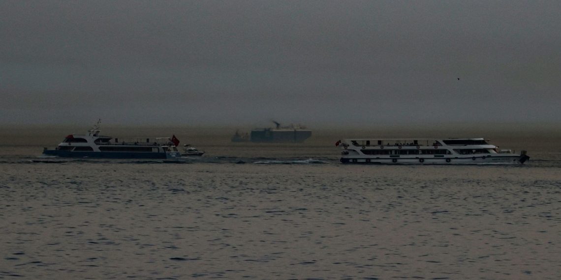 İstanbul’da denizin üzerine kahverengi toz bulutu çöktü