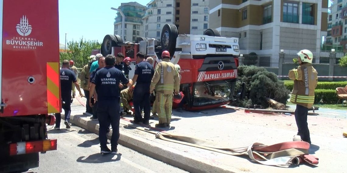 İstanbul’da itfaiye aracı takla attı