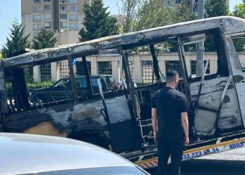 İstanbul’da yolcu minibüsü alev topuna döndü (Geriye demir yığını kaldı)