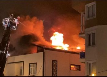 İstanbul’da iki katlı binanın çatı katı alev alev yandı