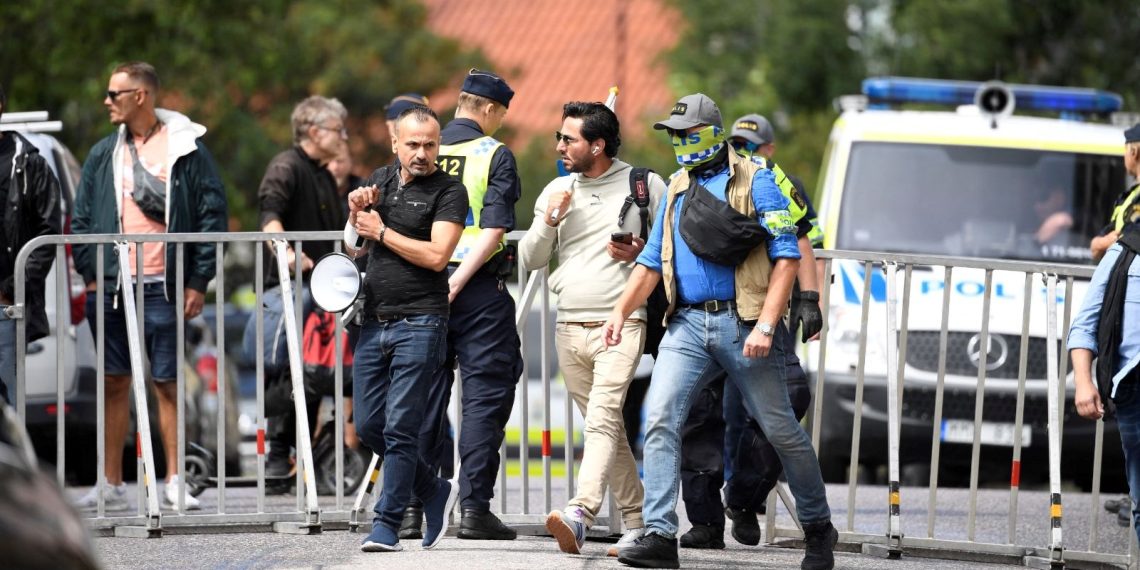 İsveç’te Irak’ın Stockholm Büyükelçiliği önünde Kur’an-ı Kerim’e ve Irak bayrağına hakaret