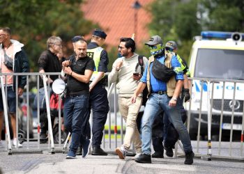 İsveç’te Irak’ın Stockholm Büyükelçiliği önünde Kur’an-ı Kerim’e ve Irak bayrağına hakaret