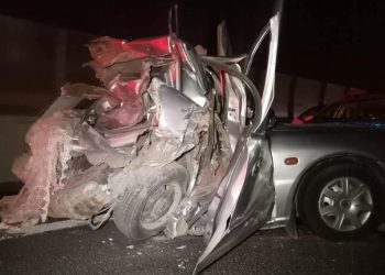 İzmir’de feci kaza | Kamyon arabaya arttan çarptı: 1 meyyit, 2 yaralı