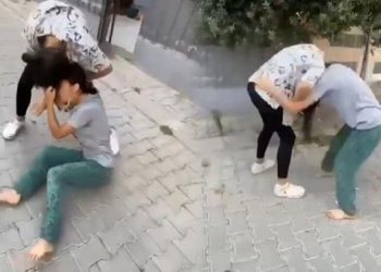 İzmir’de kızlar kavga etti: Manzaralar reaksiyon çekti