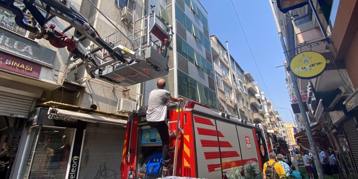 İzmir’de otel yangını