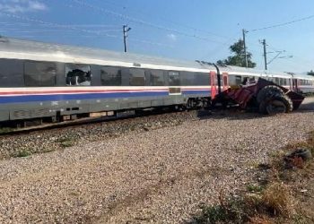 İzmir’de yolcu treni, traktöre çarptı: 4 yaralı