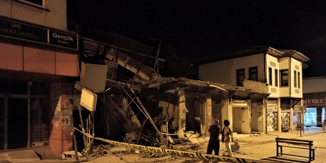 Kahramanmaraş sarsıntılarında ağır hasar alan iki katlı bina çöktü
