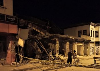 Kahramanmaraş sarsıntılarında ağır hasar alan iki katlı bina çöktü