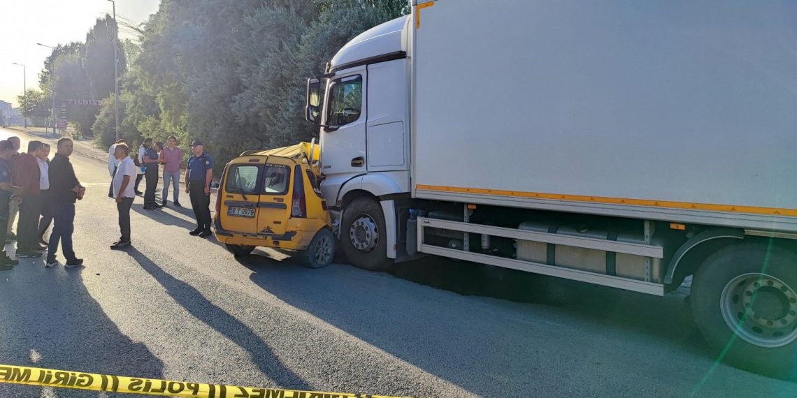Kamyon ile ticari taksi çarpıştı: 4 meyyit, 1 yaralı